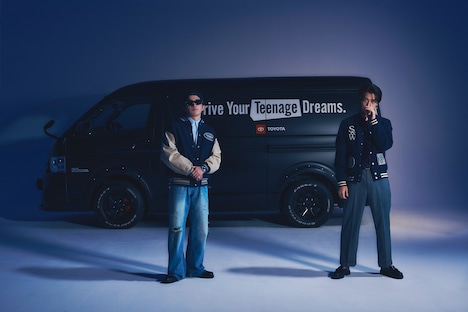 左からKAITA(Rht.)、高橋海人(King & Prince)。