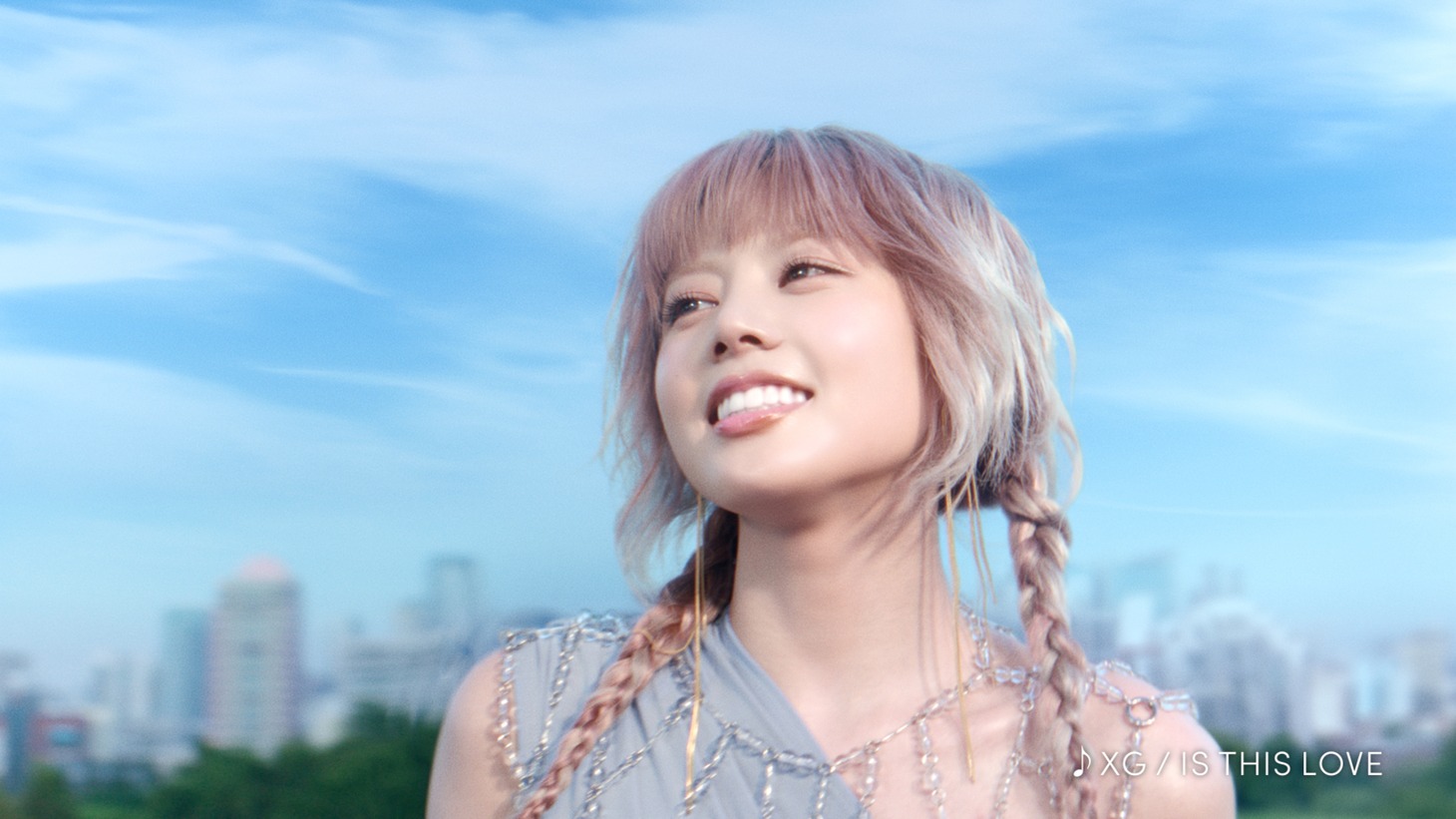アネッサ新ブランドムービー「とけあうハーモニー」編より。
