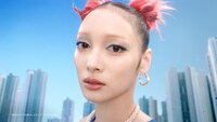 アネッサ新ブランドムービー「これが、パーフェクトUV」編より。