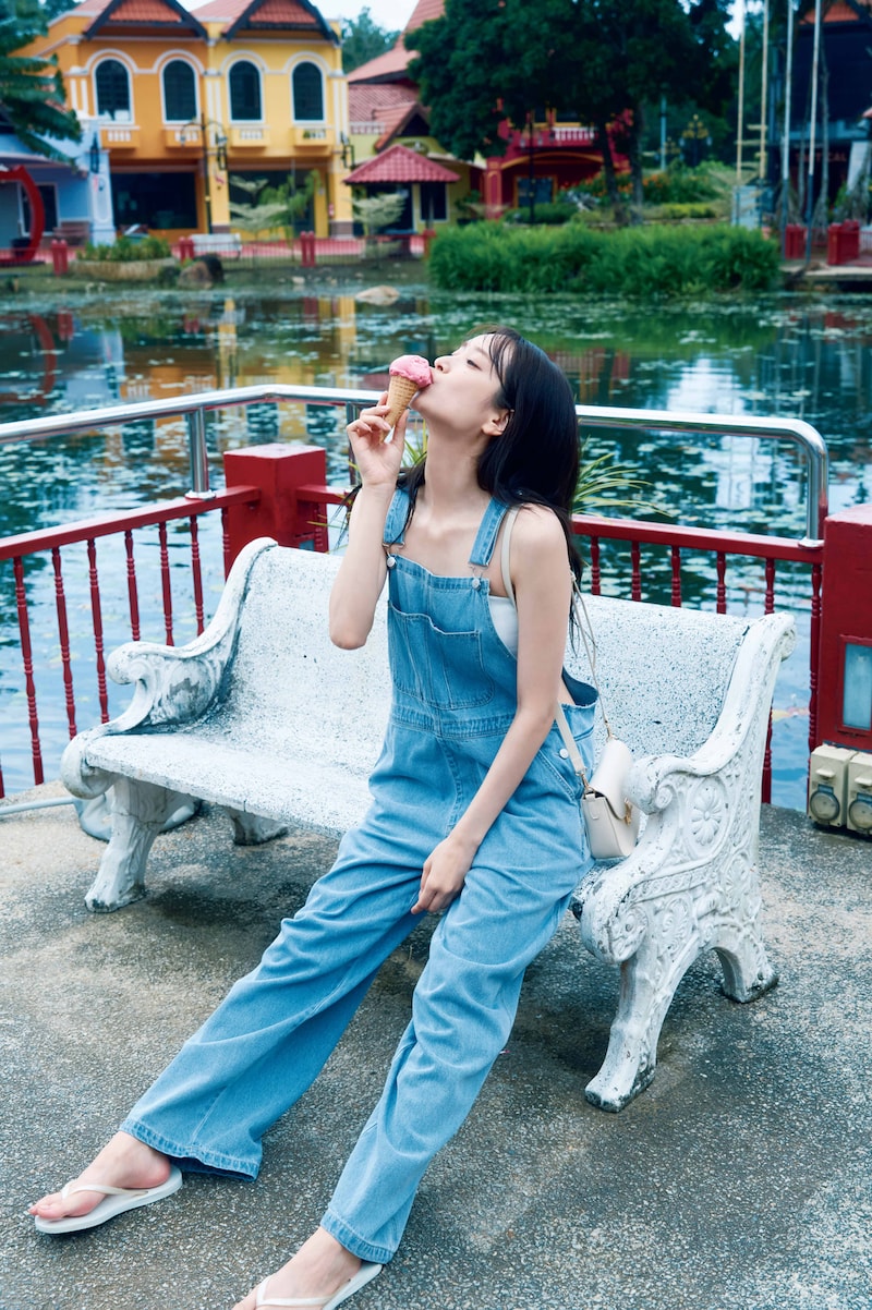 佐々木久美1st写真集「めくる日々」紀伊國屋書店限定盤裏表紙（撮影：藤原宏）