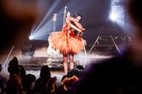 最後にエアハグするアヴちゃん（Vo）。（撮影：森好弘）