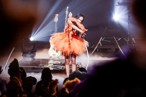 最後にエアハグするアヴちゃん(Vo)。(撮影:森好弘)