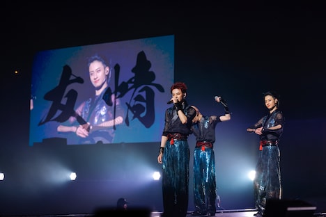 「SEAFOOD」を披露する齋木春空、S、Ray（左から）。