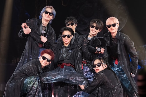 「JAPANESE PSYCHO」を披露する龍宮城。