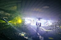 「米津玄師 2025 TOUR / JUNK」東京ドーム公演より「LOST CORNER」のパフォーマンスの様子。