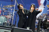 アンコールで熱唱するTERU（Vo / GLAY）とRYUICHI（Vo / LUNA SEA）。