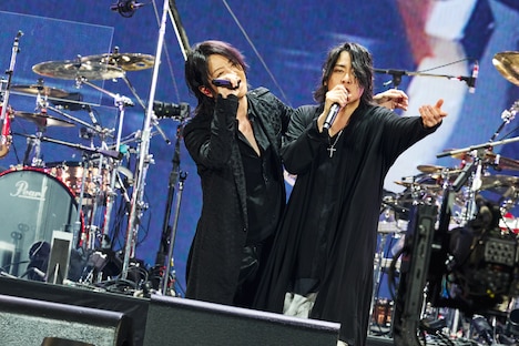 アンコールで熱唱するTERU（Vo / GLAY）とRYUICHI（Vo / LUNA SEA）。
