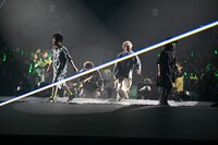 ステージ入りするバンドメンバー。