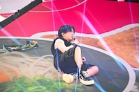 ステージに寝そべるGero。