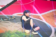 ステージに寝そべるGero。