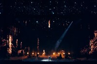 「米津玄師 2025 TOUR / JUNK」東京ドーム公演より「がらくた」のパフォーマンスの様子。