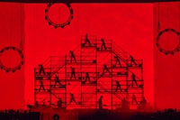 「米津玄師 2025 TOUR / JUNK」東京ドーム公演より「KICK BACK」のパフォーマンスの様子。