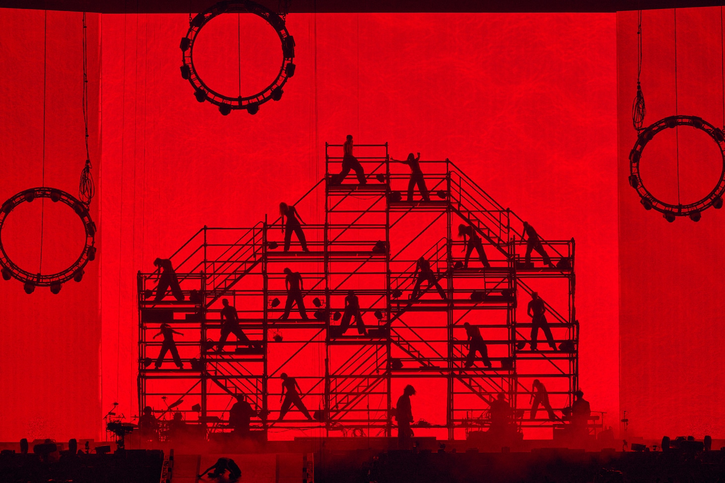 「米津玄師 2025 TOUR / JUNK」東京ドーム公演より「KICK BACK」のパフォーマンスの様子。
