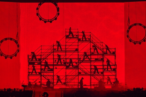 「米津玄師 2025 TOUR / JUNK」東京ドーム公演より「KICK BACK」のパフォーマンスの様子。