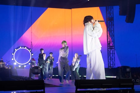 「米津玄師 2025 TOUR / JUNK」東京ドーム公演より「LADY」のパフォーマンスの様子。