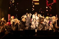 「米津玄師 2025 TOUR / JUNK」東京ドーム公演より「感電」のパフォーマンスの様子。