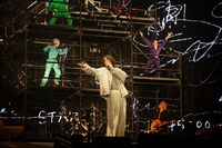 「米津玄師 2025 TOUR / JUNK」東京ドーム公演より「毎日」のパフォーマンスの様子。