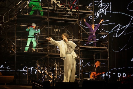 「米津玄師 2025 TOUR / JUNK」東京ドーム公演より「毎日」のパフォーマンスの様子。