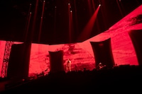 「米津玄師 2025 TOUR / JUNK」東京ドーム公演より「RED OUT」のパフォーマンスの様子。