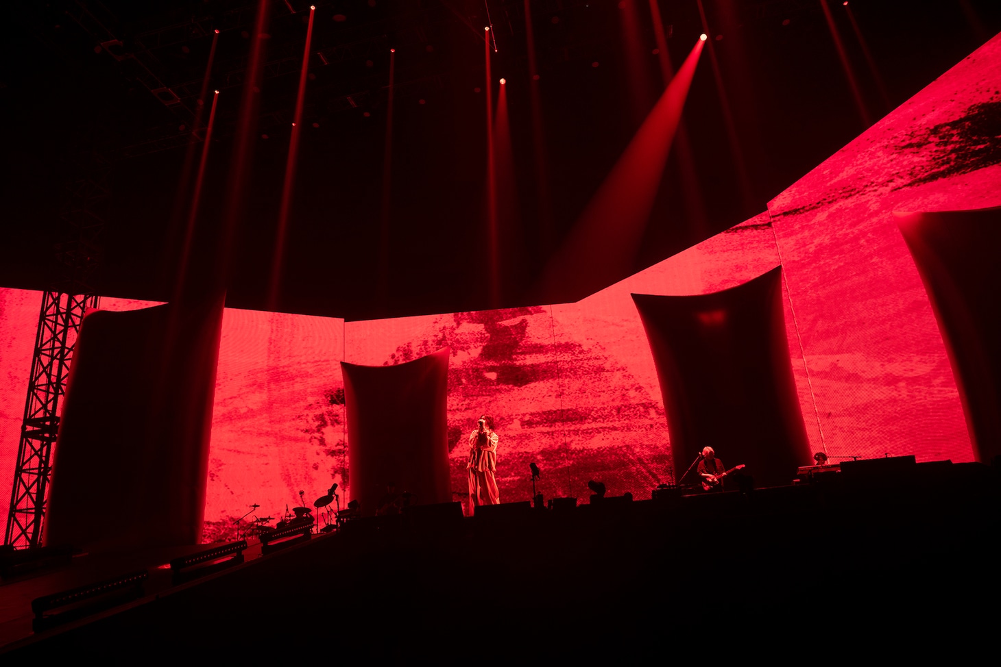 「米津玄師 2025 TOUR / JUNK」東京ドーム公演より「RED OUT」のパフォーマンスの様子。