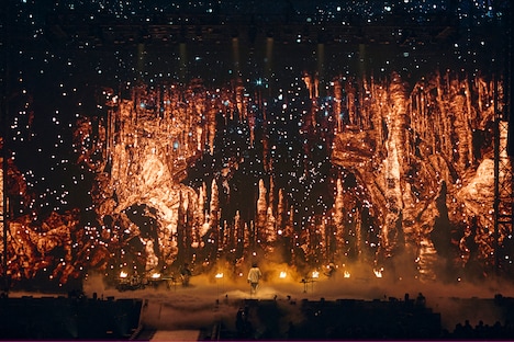 「米津玄師 2025 TOUR / JUNK」東京ドーム公演より「がらくた」のパフォーマンスの様子。