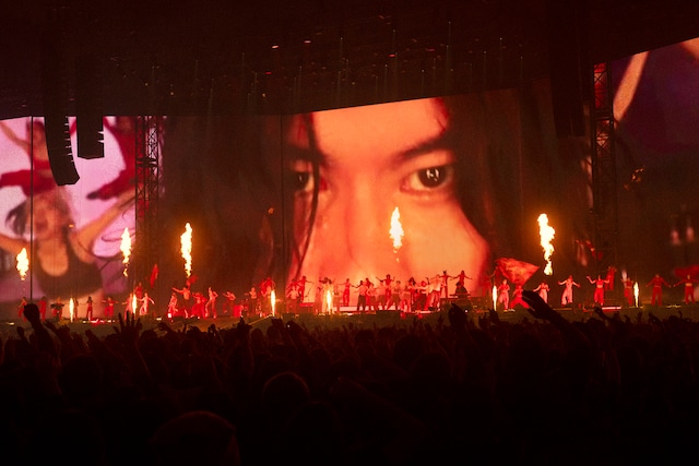 人気画像1位は「米津玄師、ツアーを通じて35万人から受けた祝福『今まで生きてきてくれてありがとう』」より、「KICK BACK」のパフォーマンスの様子。