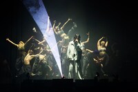 「米津玄師 2025 TOUR / JUNK」東京ドーム公演より「KICK BACK」のパフォーマンスの様子。