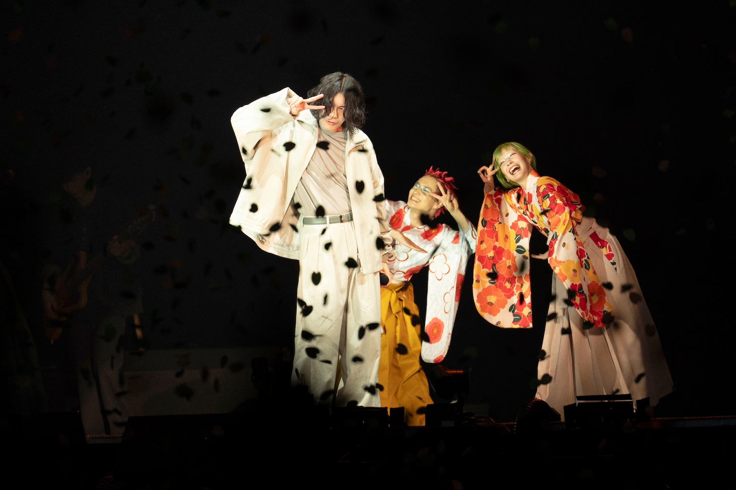 「米津玄師 2025 TOUR / JUNK」東京ドーム公演より「さよーならまたいつか！」のパフォーマンスの様子。