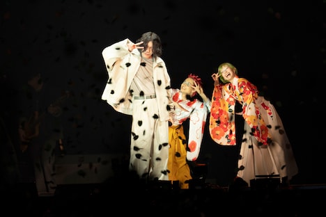 「米津玄師 2025 TOUR / JUNK」東京ドーム公演より「さよーならまたいつか!」のパフォーマンスの様子。