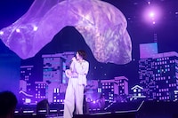 「米津玄師 2025 TOUR / JUNK」東京ドーム公演より「ゆめうつつ」のパフォーマンスの様子。