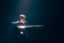 「BOYFRIEND」の弾き語りを披露するKENT。