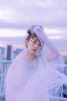 ⼩泉遥⾹の1stソロ写真集「はるのとなり。」より、チュール衣装のカット。