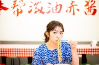 小泉遥香「小泉遥香ファースト写真集 はるのとなり。」より。