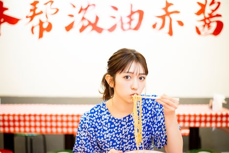 ⼩泉遥⾹の1stソロ写真集「はるのとなり。」より、横浜中華街で好物のラーメンを食べているカット。