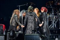 円陣を組み気合いを入れるLUNA SEA。
