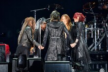 円陣を組み気合いを入れるLUNA SEA。