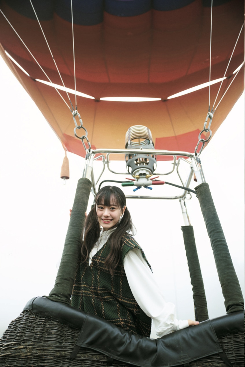仲村悠菜 1st写真集「17。」より、気球で飛ぶ仲村悠菜。© 熊木優 / 小学館