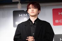 質疑応答に対応するユーキ（超特急）。