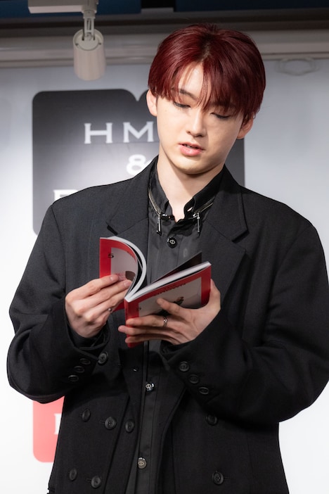 お気に入りカットのページを探すユーキ（超特急）。