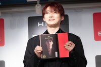 お気に入りのページを開くユーキ（超特急）。