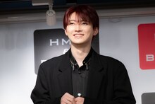 笑顔で質問に答えるユーキ（超特急）。