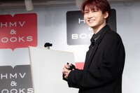 キャンバスに向かうユーキ画伯（超特急）。