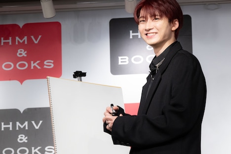 キャンバスに向かうユーキ画伯（超特急）。