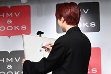 「目から描くのが大事」とユーキ画伯（超特急）。