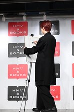 さらさらと描き進めるユーキ画伯（超特急）。