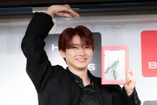 大きいハートを作るユーキ（超特急）。