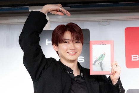 大きいハートを作るユーキ（超特急）。