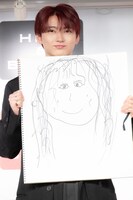 イラストを見せるユーキ（超特急）。