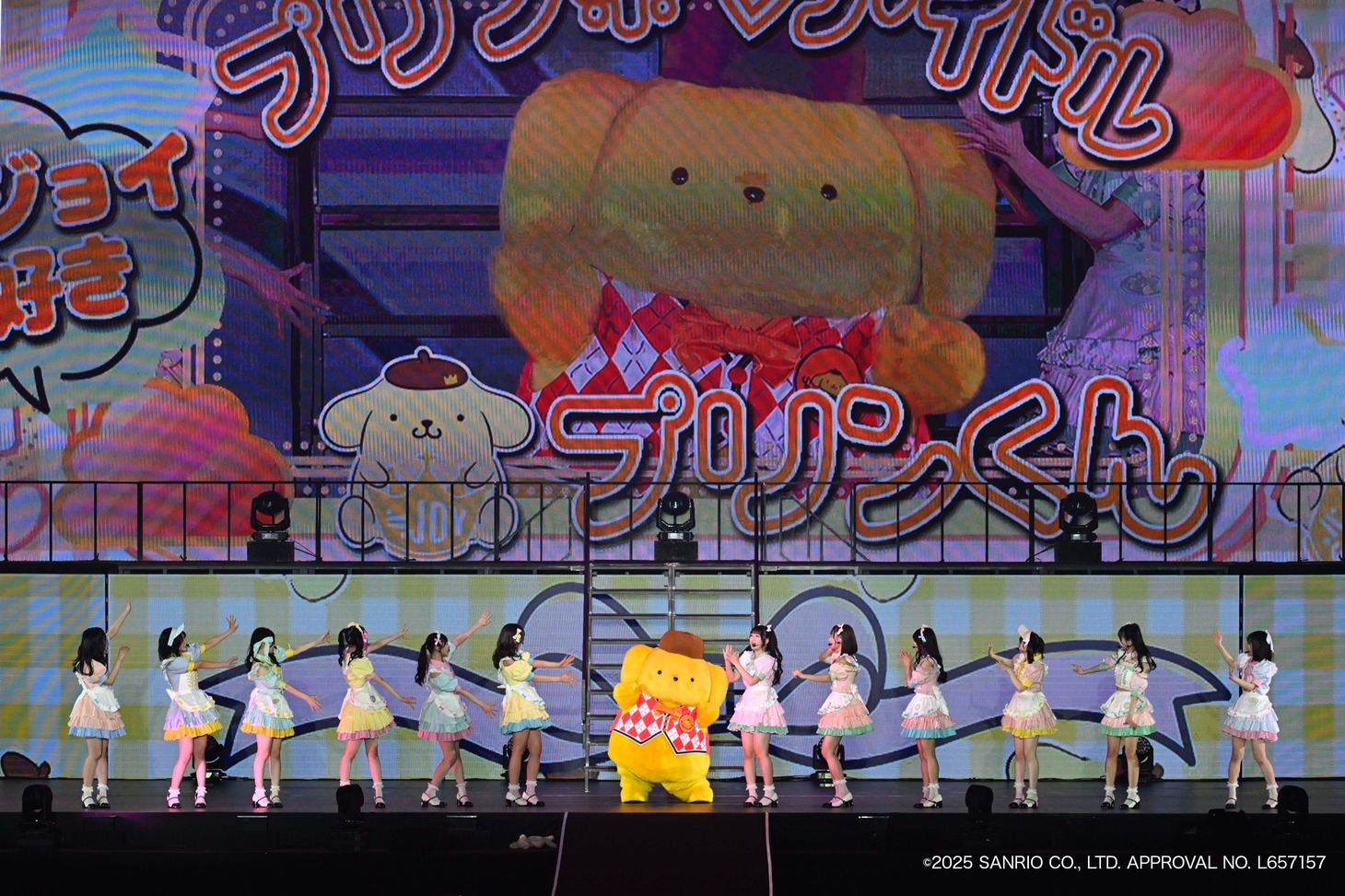 ポムポムプリンと一緒にパフォーマンスする≒JOY。©YOANI