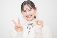 20歳になったことを手で表す菅田愛貴。